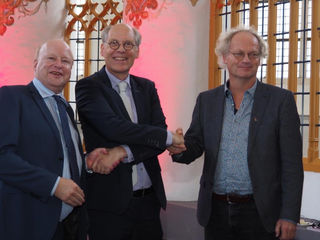 univgroningen's tweet photo. Today, the Faculty of Science and Engineering honoured two professors by appointing them to a named chair: Prof. Bart #VanWees on the Heike Kamerlingh Onnes chair and Prof. Theunis #Piersma on the Rudi Drent chair in Global Flyway Ecology. Dean Jasper Knoester congratulates them https://t.co/hMa8yGzsci