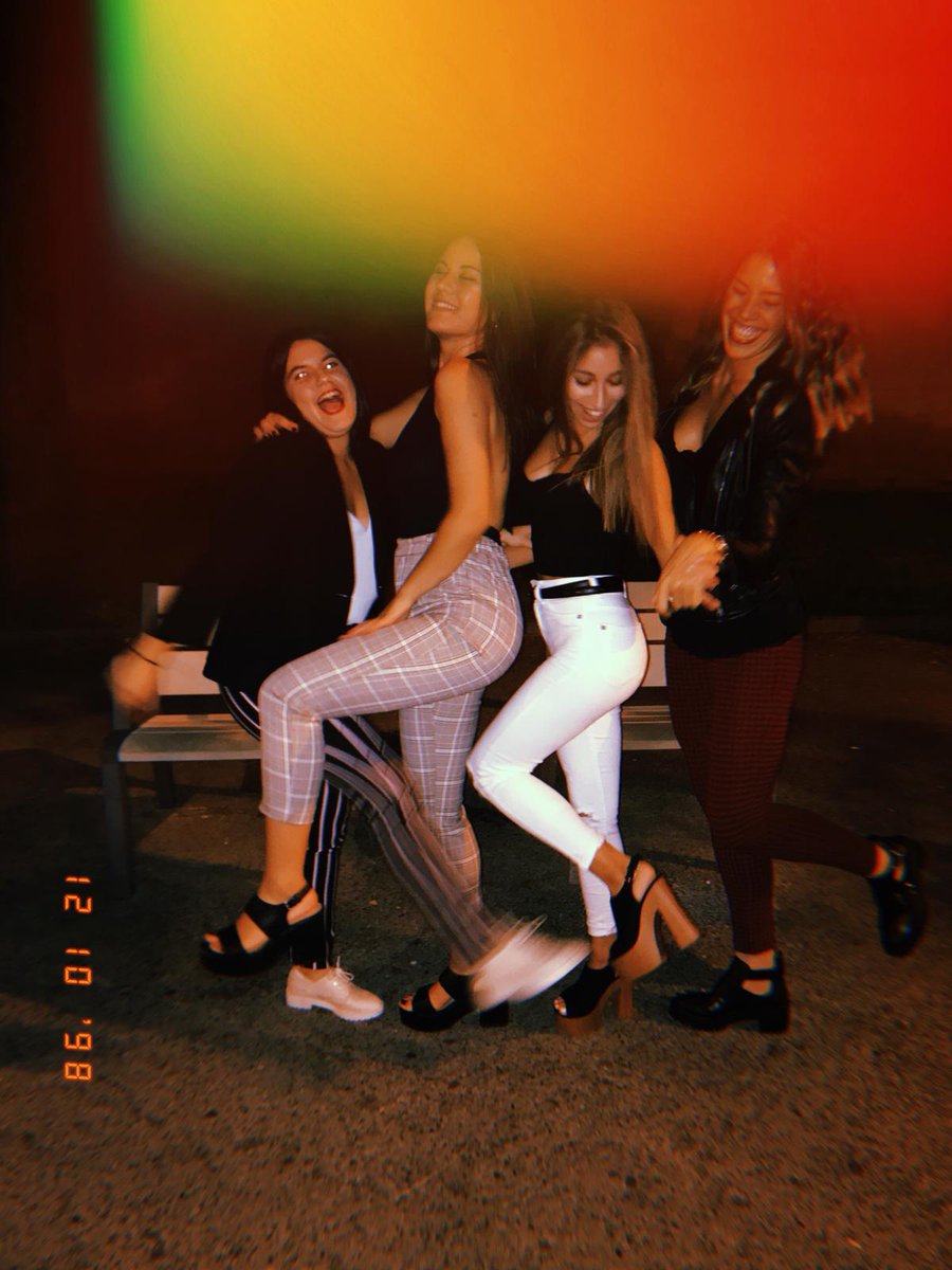 paulacargol1's tweet photo. Estamos dentro las 4... pero de twitter 😇😇
Os amo ❤🔥
@AnaHidoia @Anttonellaa97 @sarauree https://t.co/fB95eVdkog