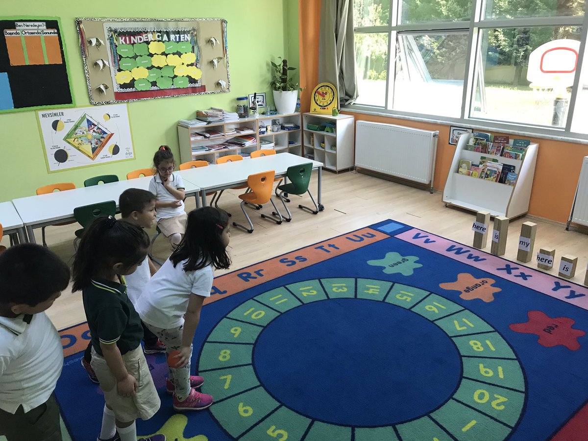 MagdaYetis's tweet photo. Today in kindergarten we played bowling with sight words, kids had great fun! @ilhnTunali @Sedaahan8 @dogasureyya @ece_hamret @KevsGunesMetin https://t.co/WMpatRHmgs