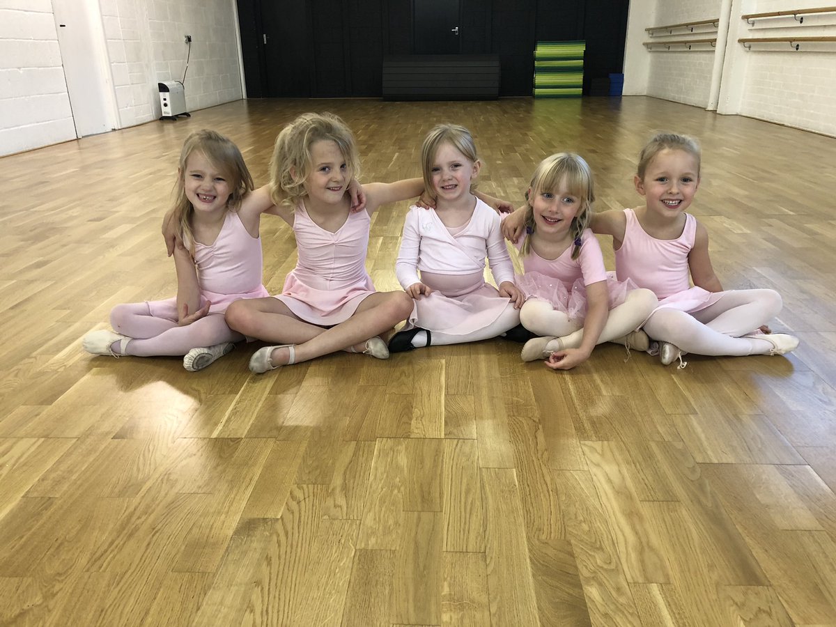 DyamondOfficial's tweet photo. 😍cuteness alert😍 look at these lovely ballerinas! We have classes for any princesses or princes who want to learn ballet 🙆🏽‍♀️ we start from age 2, so get in touch with our team as we have a brand new term starting soon‼️ https://t.co/nxfd5WhAgD