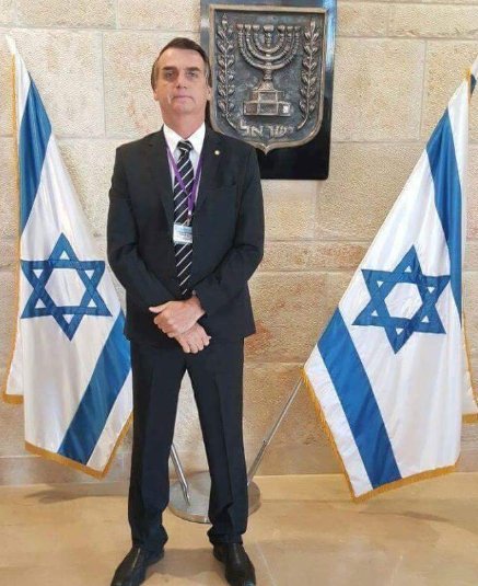 RobbieBr15's tweet photo. @CarlaZambelli17 Acabei de ler a tal entrevista em que o ex-líder da Ku Klux Klan fala do Bolsonaro. Ele elogiou pelo fato dele ser descendente de europeus e pelo fato dele ser nacionalista (grande coisa), mas #CRITICOU o Bolsonaro pelo fato dele ser pró-Israel. Será que ele já viu essas fotos? https://t.co/XTU05hunzE