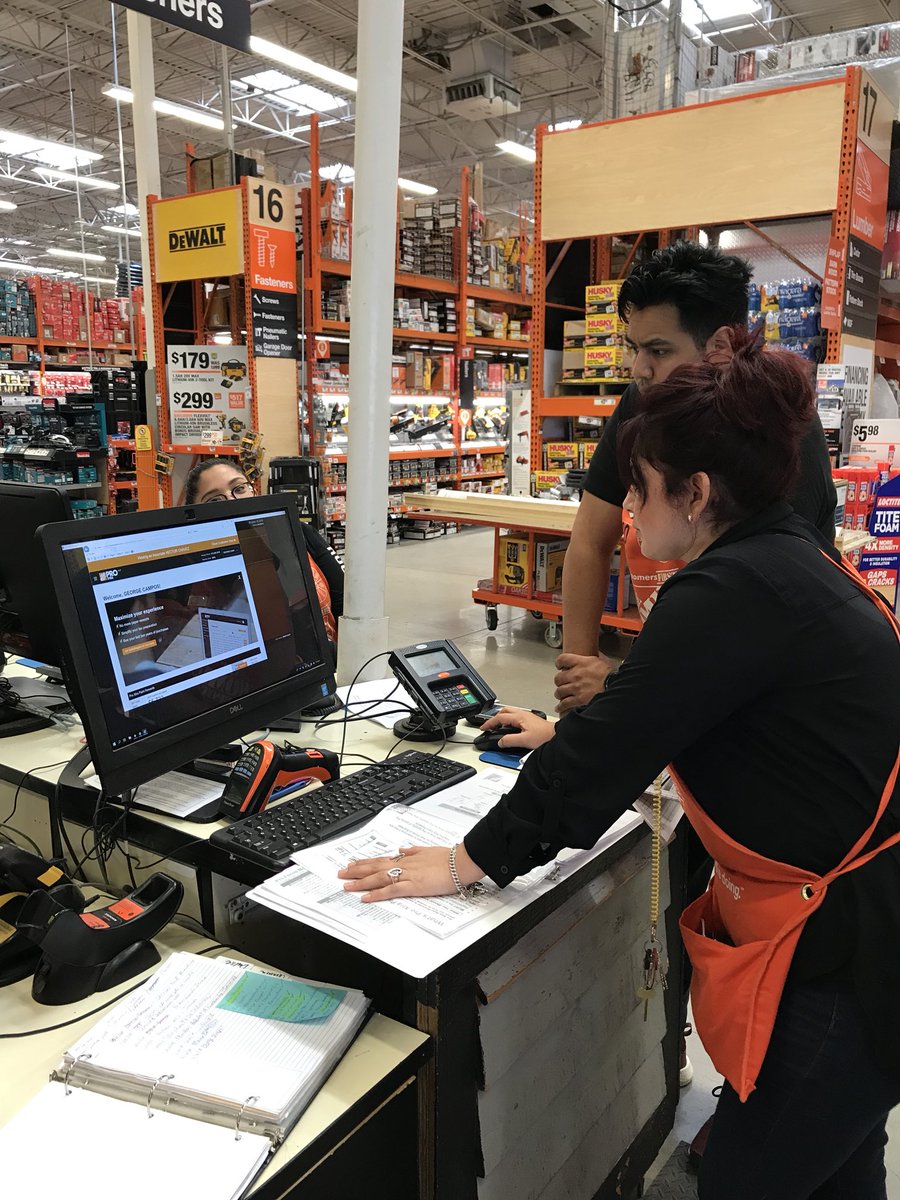 laroldan32's tweet photo. #ProFocusMonth going down at #MarketStreet ! Pro DS showing D24 DS Diego and D30 Specialist Kourtney how to say YES to our Pros! @Mikelenderman01 @KadeKasner @BradDouglas0569 @JennyBarnardFES https://t.co/CBflCMLGoL