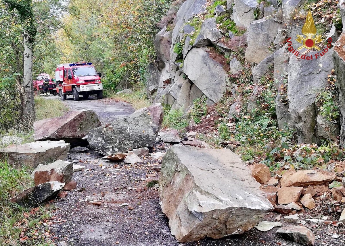 vigilidelfuoco's tweet photo. #SantAntonino (TO) #16ott, frana tra Pian Palmero e Castel Billia. Le squadre #vigilidelfuoco liberano la strada e, dopo aver messo in sicurezza l’area, permettono il passaggio delle automobili rimaste bloccate a monte del cedimento #soccorsiquotidiani https://t.co/mDxHuYNuiB
