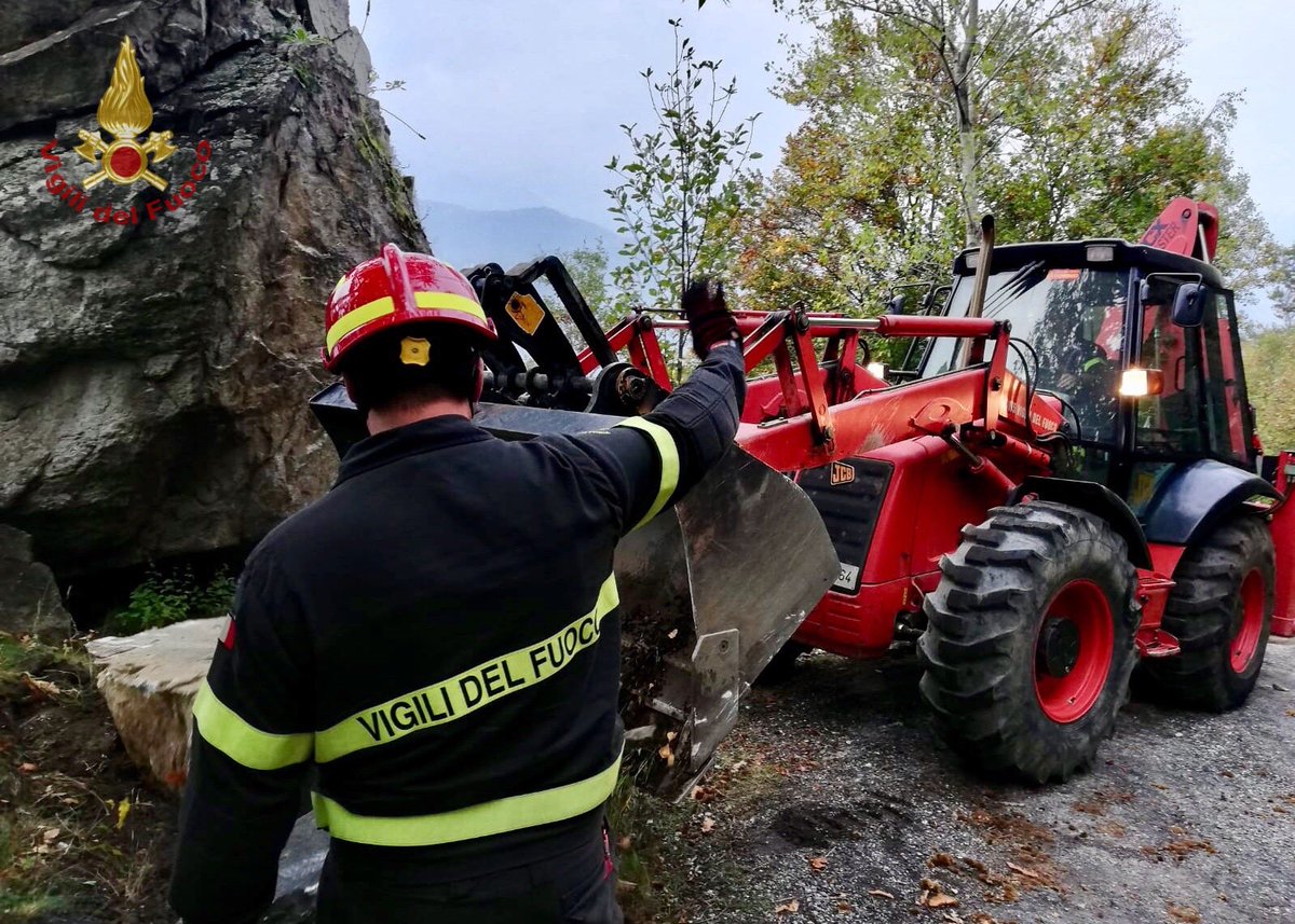 vigilidelfuoco's tweet photo. #SantAntonino (TO) #16ott, frana tra Pian Palmero e Castel Billia. Le squadre #vigilidelfuoco liberano la strada e, dopo aver messo in sicurezza l’area, permettono il passaggio delle automobili rimaste bloccate a monte del cedimento #soccorsiquotidiani https://t.co/mDxHuYNuiB