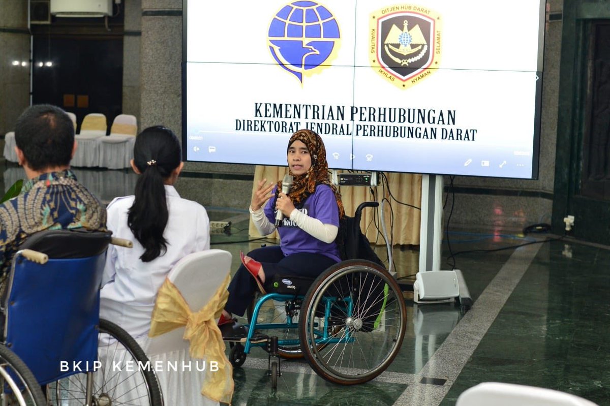 BudiKaryaS's tweet photo. 1. Selasa 16 Oktober 2018, Apresiasi atas prestasi saudari Elih atlet anggar peraih medali perunggu Asian Para Games 2018 &amp; tiga orang penyandang disabilitas lainnya yg tlh diangkat sebagai pegawai. Saya berharap para pegawai ini dapat memberikan masukan-masukan utk transportasi. https://t.co/SgsVHg5liC