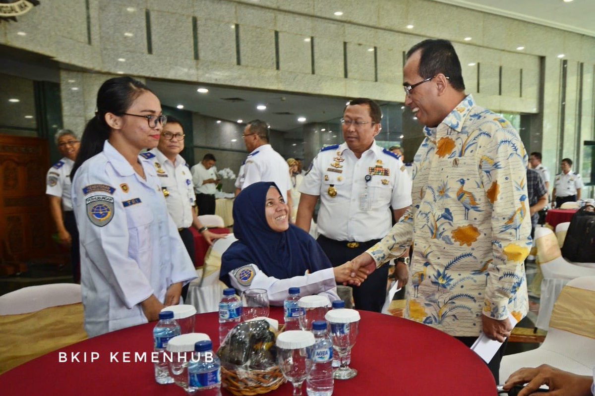 BudiKaryaS's tweet photo. 1. Selasa 16 Oktober 2018, Apresiasi atas prestasi saudari Elih atlet anggar peraih medali perunggu Asian Para Games 2018 &amp; tiga orang penyandang disabilitas lainnya yg tlh diangkat sebagai pegawai. Saya berharap para pegawai ini dapat memberikan masukan-masukan utk transportasi. https://t.co/SgsVHg5liC