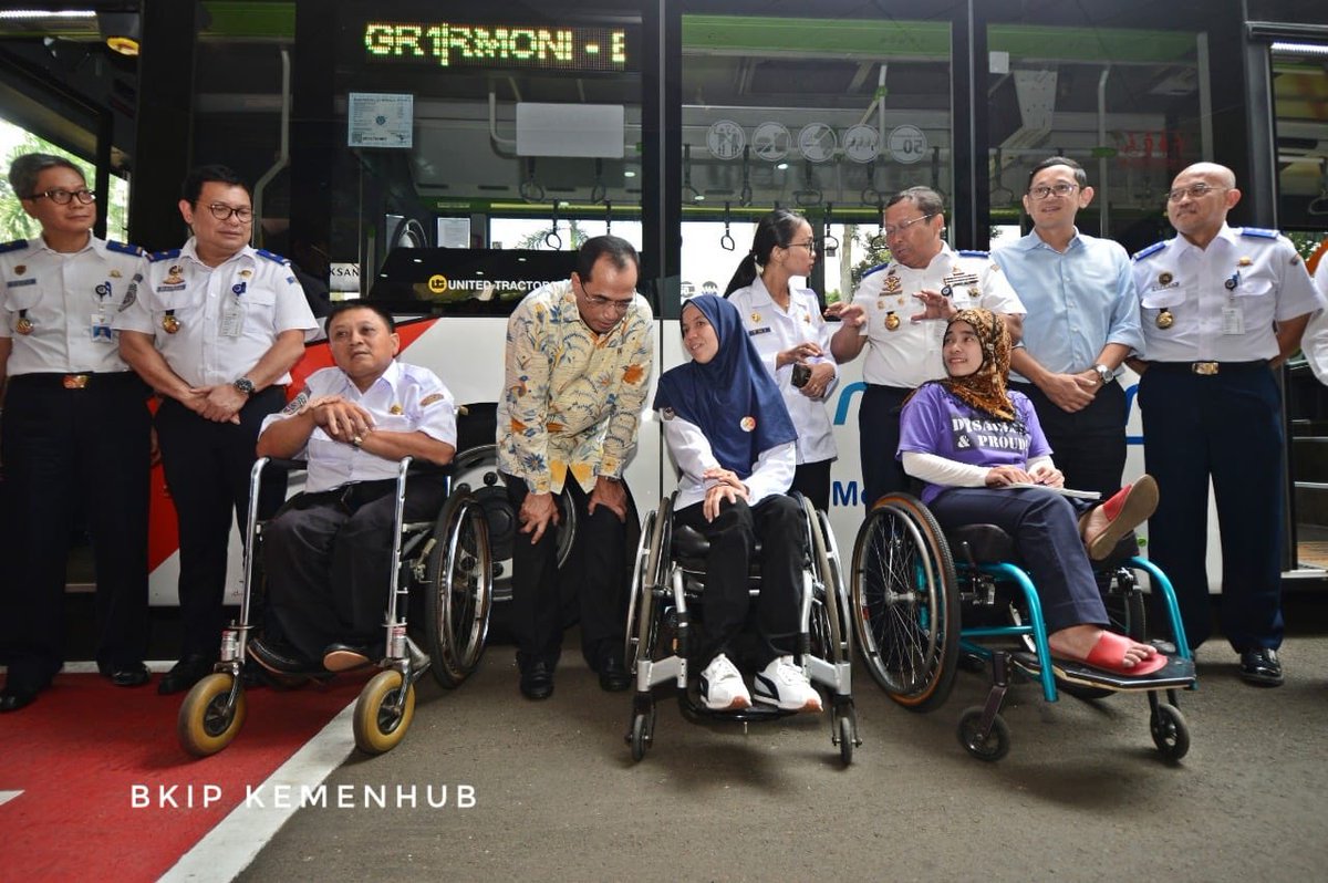 BudiKaryaS's tweet photo. 1. Selasa 16 Oktober 2018, Apresiasi atas prestasi saudari Elih atlet anggar peraih medali perunggu Asian Para Games 2018 &amp; tiga orang penyandang disabilitas lainnya yg tlh diangkat sebagai pegawai. Saya berharap para pegawai ini dapat memberikan masukan-masukan utk transportasi. https://t.co/SgsVHg5liC