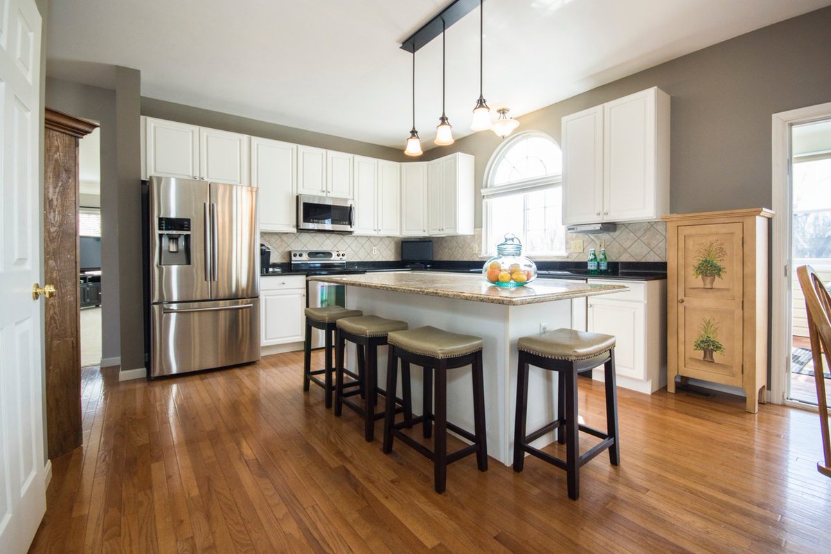 cabsandgranite's tweet photo. There's just something so satisfying about a clean kitchen!
.
.
.
#clean #kitchen #cabinets #granite #stlouis #STL #STLhomes #home https://t.co/12jDCYOrLK