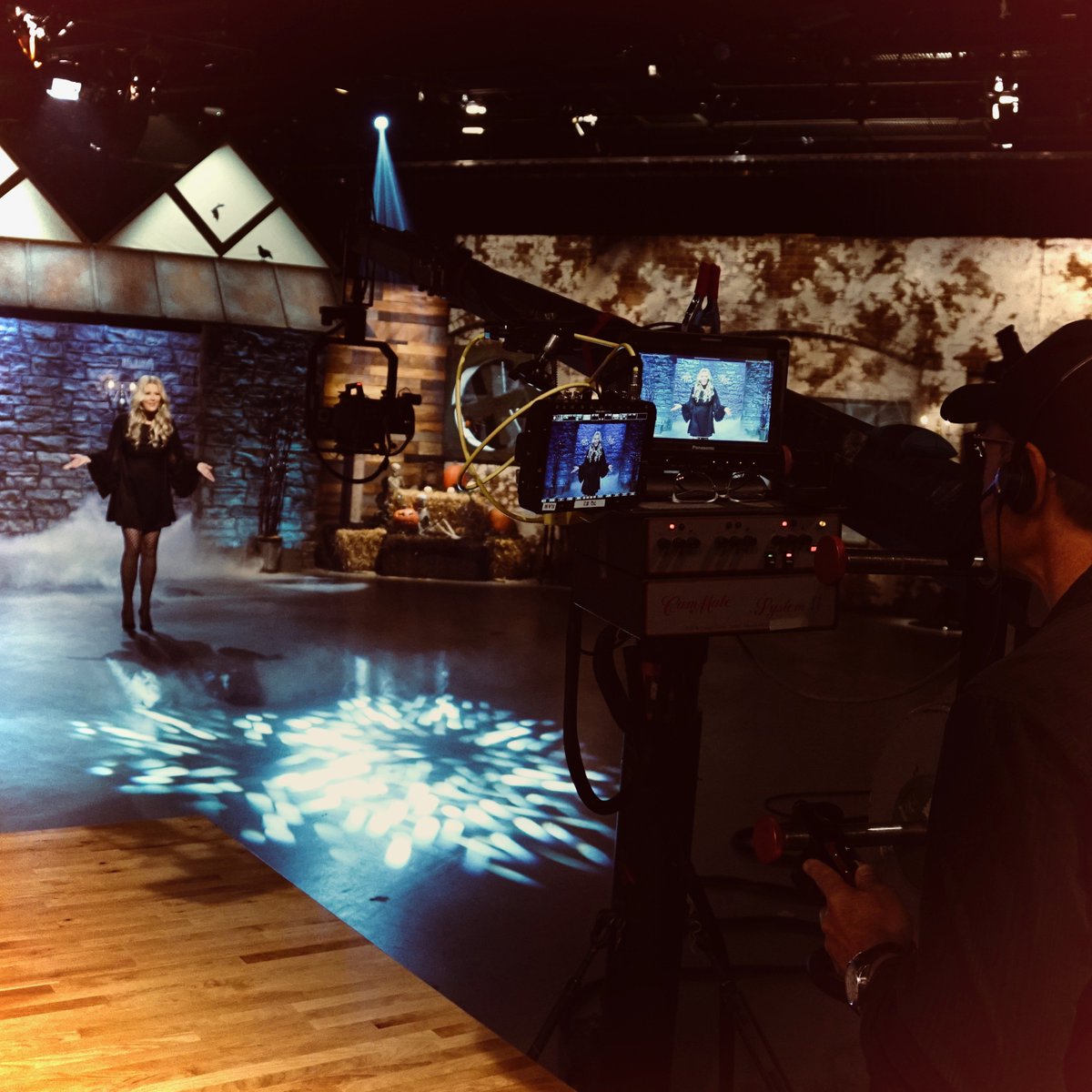 WestWorksStudio's tweet image. Earlier this year, High Noon Entertainment took over WestWorks Studios and produced the Haunted Gingerbread Showdown featuring celebrity chefs and the nation’s top gingerbread artists. Tune in Sundays - 10pm ET on Food Network. #filmincolorado westworksstudios.com/news/haunted-g…