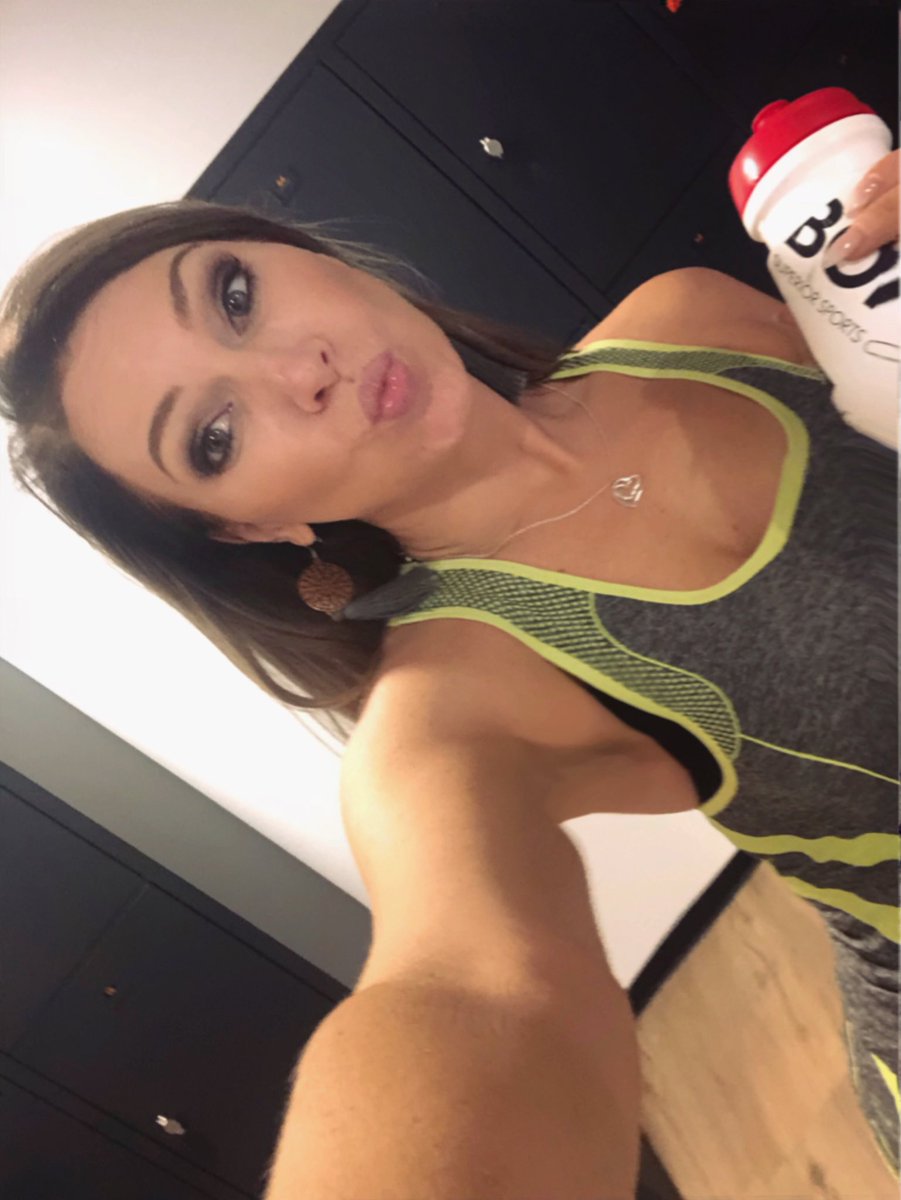 MissFlandrienne's tweet photo. Workout for today... running ❤️💪🏃🏻♀️ #fitness #running #runlikeagirl #runlike #sport #sportgirl #fitnessmotivation #fitnessgirl #runninggirl #motivation #workout #fitgirl #fitbody #bodyworkout #sportaddict #justmove #runners_of_insta #runners #runhappy https://t.co/lDq62GRSHn