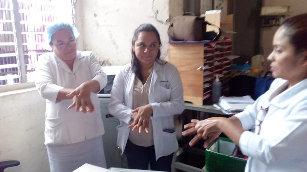 SaludSV's tweet photo. Personal de la red nacional de hospitales del @minsalud conmemoraron el DÍA MUNDIAL DEL LAVADO DE MANOS con diversas sctividades para fomentar el lavado de manos: Medida universal para evitar las infecciones asociadas a la asistencia sanitaria https://t.co/TksDNjfEzt