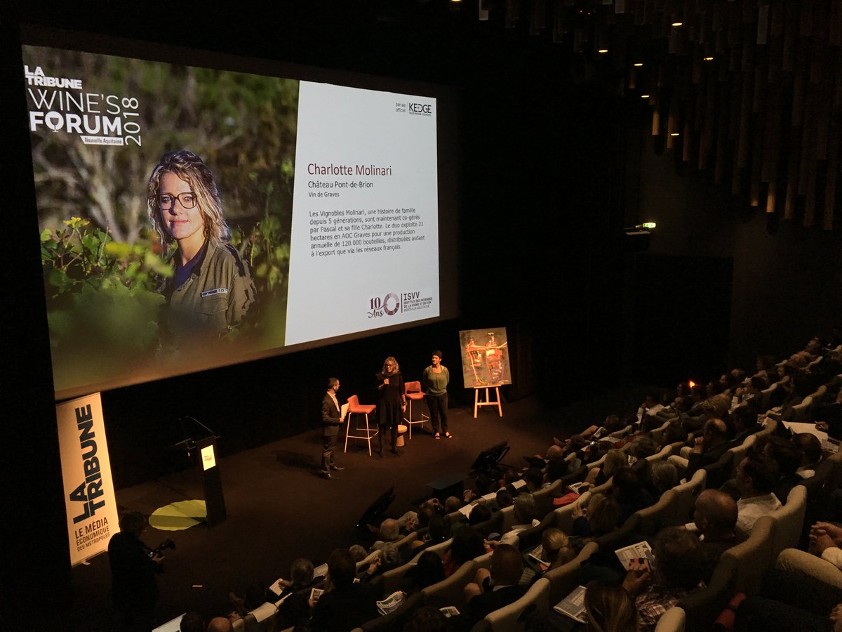 « Il faut faire des vins qui nous ressemblent, des vins qu’on aime, loin de la standardisation » lance Charlotte Molinari du Château Pont-de-Brion en recevant le prix « Jeune vigneron » des mains de Laurence Geny, enseignante chercheuse <a href="/isvv_bordeaux/">ISVV - Institut des Sciences de la Vigne et du Vin</a>, au #WinesForum18