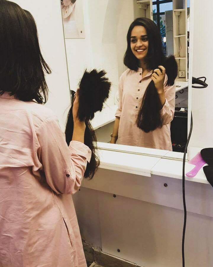 fahadsfa's tweet photo. Mahnoor aslam donates her hair to women and children cancer Patients who lost their hair due to chemo! You too can donate your hair this sunday 21st october at depilex bahadurabad branch karachi from 11am to 3pm #hairtohelppakistan #hairtohelp https://t.co/EmEzOBJkNb