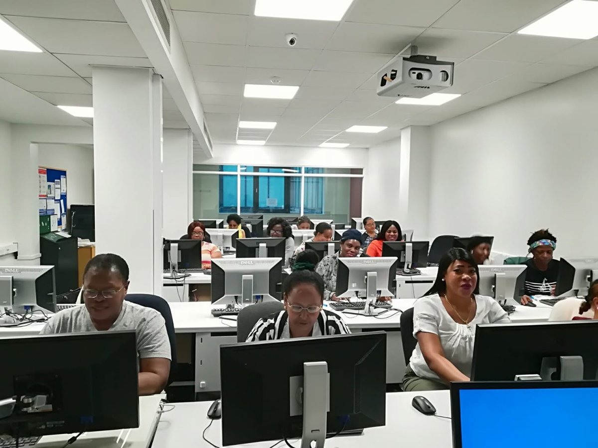 4refugeewomen's tweet photo. Can you help build refugee women's confidence to complete basic task on the computer like using email, accessing the internet and using Microsoft Word?

We're looking for 2 volunteers to lead a 4-week computer course at Birkbeck University. Apply today!

https://t.co/POuZ9tTdsw https://t.co/YU79eRJRoq