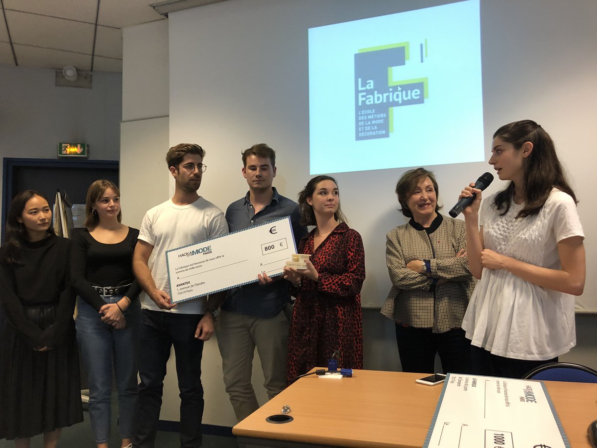 lafabrique_'s tweet image. Le prix @AvantexParis du #hackamode #paris @lafabrique_ à été remis à l’équipe qui a travaillé sur le sujet du salon mode et textile en 2030 en présence d’Alice Gras. Félicitations pour ce beau projet !