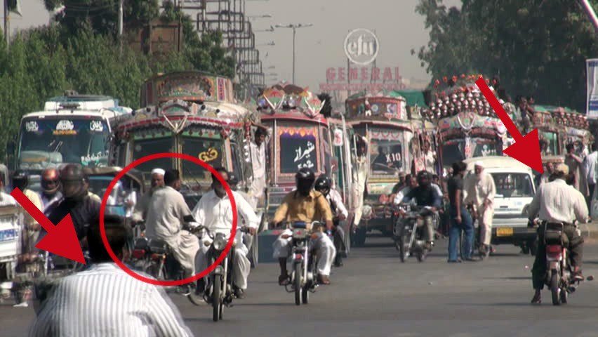 Karachi_Times's tweet image. #کراچی میں ون وے کی خلاف ورزی پرپولیس کریک ڈاؤن کاآٹھواں روز،68شہری گرفتار،خلاف ورزی پر27080 چالان، 3 کروڑ51 لاکھ روپےسےزائدجرمانہ وصول،پولیس