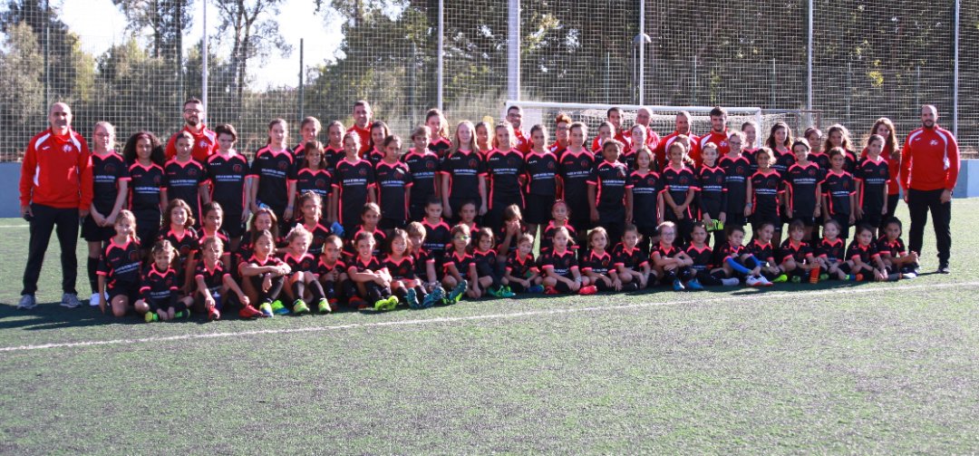 80 niñas aprenden fútbol en la escuela de fútbol <a href="/FCyLF/">RFCYLF</a> m.facebook.com/story.php?stor…