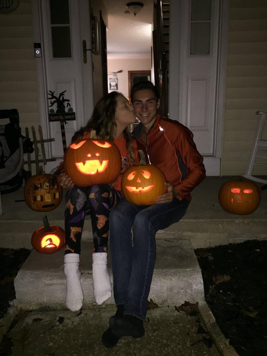 devin_baum_'s tweet photo. Glad to call you mine ❤️🎃 https://t.co/un8wZuKUuv