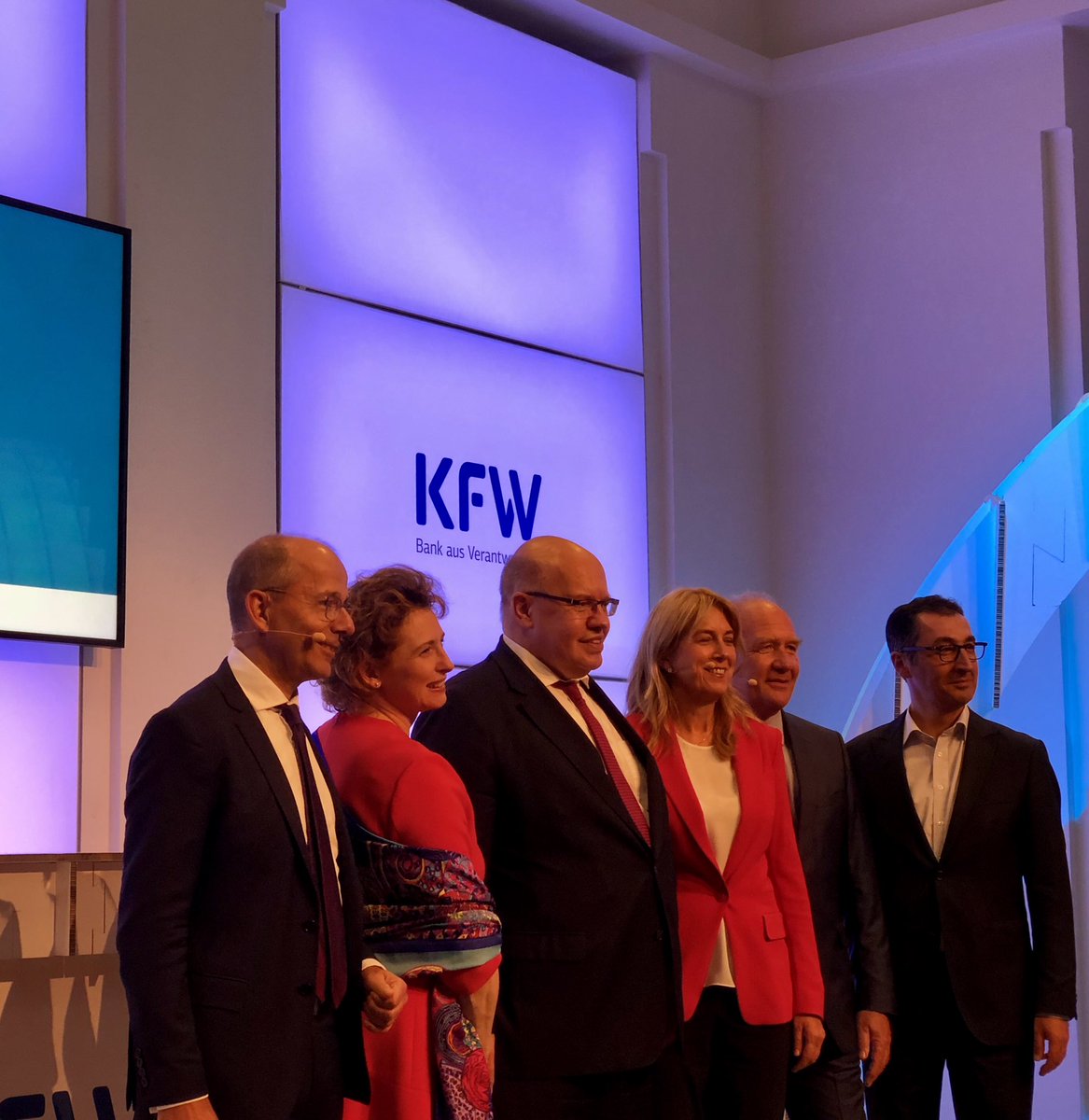 andrej_gross's tweet photo. Bundesminister @peteraltmaier wirbt bei „Mittelstand weiter denken“ von @KfW und @Der_BDI dafür, mehr junge Menschen zu ermutigen Gründerinnen und Gründer zu werden. Gut, dass es dafür die richtigen Plattformen gibt: #YTE auf @hannover_messe und #scale11 auf @cebit . https://t.co/cCw42P1jho