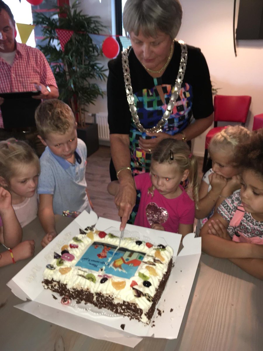 BrandweerTwente's tweet image. Hieperdepiep, Merel is 5 jaar en zat even op een #rozewolk, ze vierde haar feestje bij ons. Vandaag weer bijgedragen aan een #brandveilige generatie. Dit maal in #Vroomshoop samen met burgmeester Annelies van der Kolk @gemtwenterand #brandpreventieweken