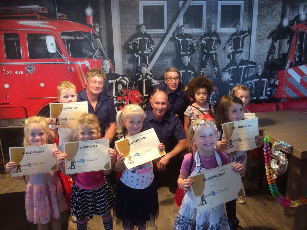 BrandweerTwente's tweet image. Hieperdepiep, Merel is 5 jaar en zat even op een #rozewolk, ze vierde haar feestje bij ons. Vandaag weer bijgedragen aan een #brandveilige generatie. Dit maal in #Vroomshoop samen met burgmeester Annelies van der Kolk @gemtwenterand #brandpreventieweken