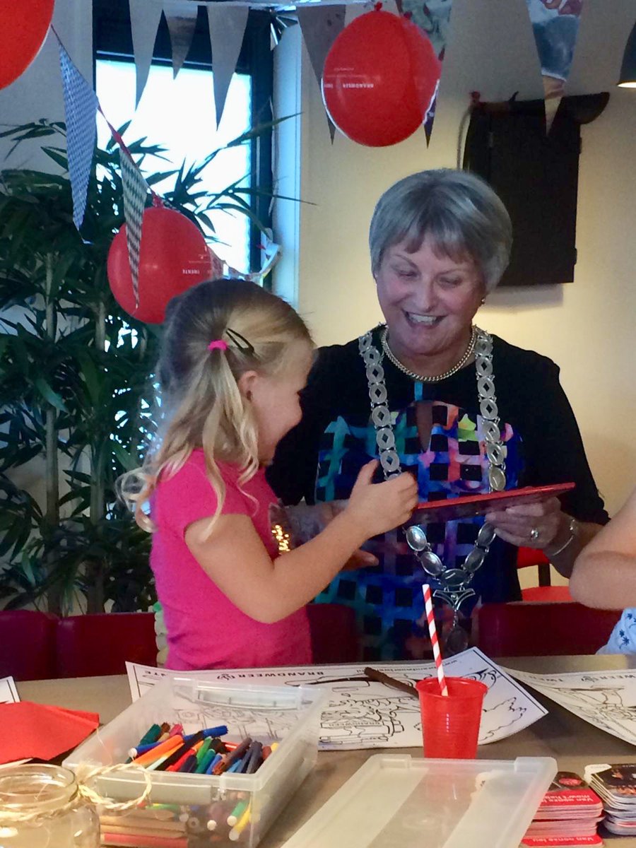 BrandweerTwente's tweet image. Hieperdepiep, Merel is 5 jaar en zat even op een #rozewolk, ze vierde haar feestje bij ons. Vandaag weer bijgedragen aan een #brandveilige generatie. Dit maal in #Vroomshoop samen met burgmeester Annelies van der Kolk @gemtwenterand #brandpreventieweken