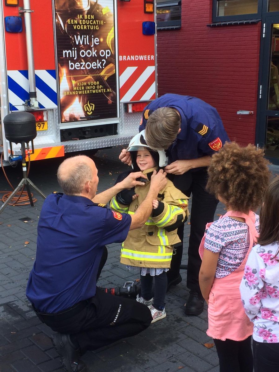 BrandweerTwente's tweet image. Hieperdepiep, Merel is 5 jaar en zat even op een #rozewolk, ze vierde haar feestje bij ons. Vandaag weer bijgedragen aan een #brandveilige generatie. Dit maal in #Vroomshoop samen met burgmeester Annelies van der Kolk @gemtwenterand #brandpreventieweken