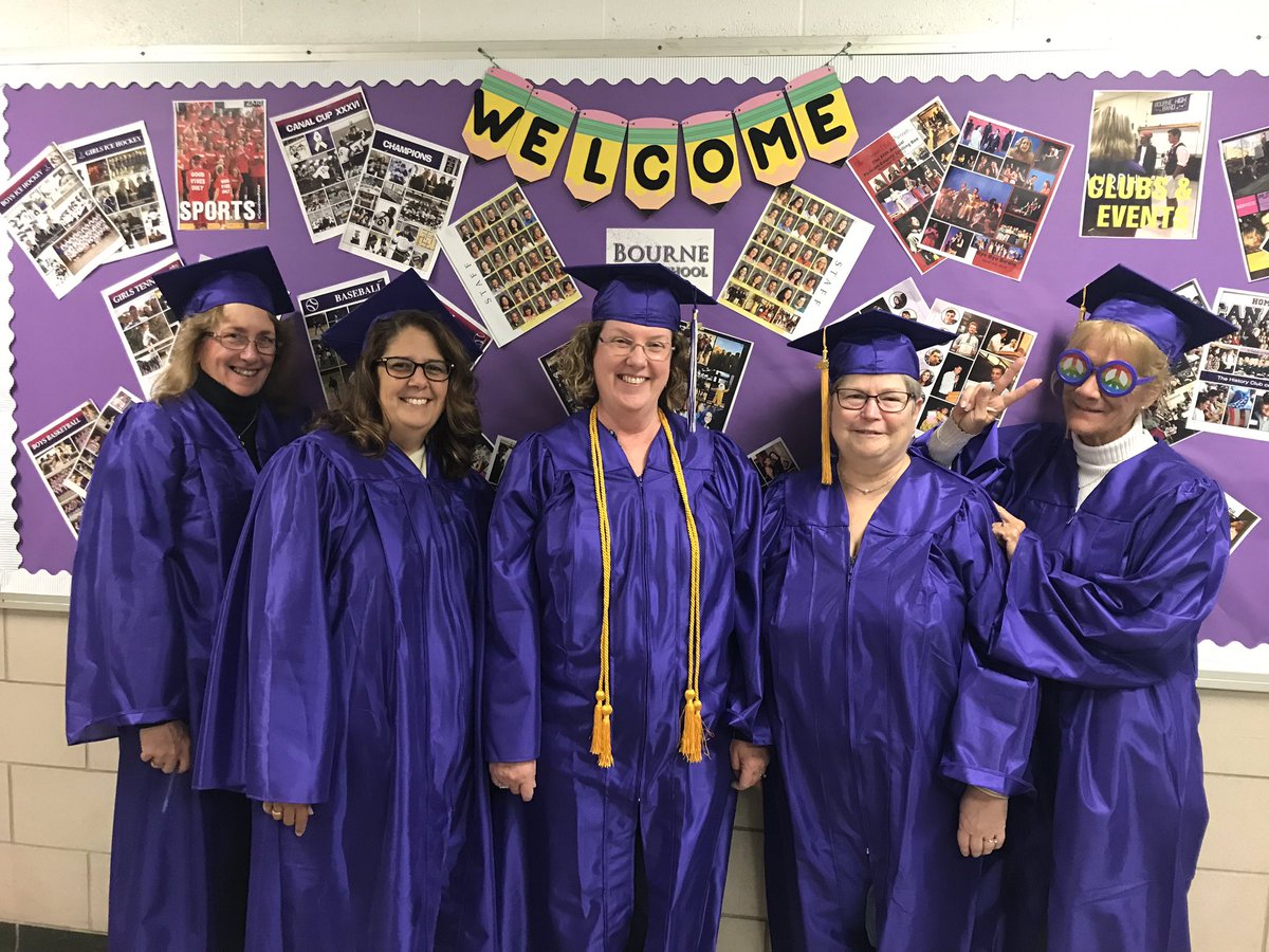 PrincipalCetner's tweet photo. Our secretaries jumped in on the fun today by revisiting THEIR high school years 🕰 👩🎓 #timetraveltuesday #bournespirit #spiritweek2018 @bournehs @DiBiasiohistory @bps_slam https://t.co/iG821AZIjo