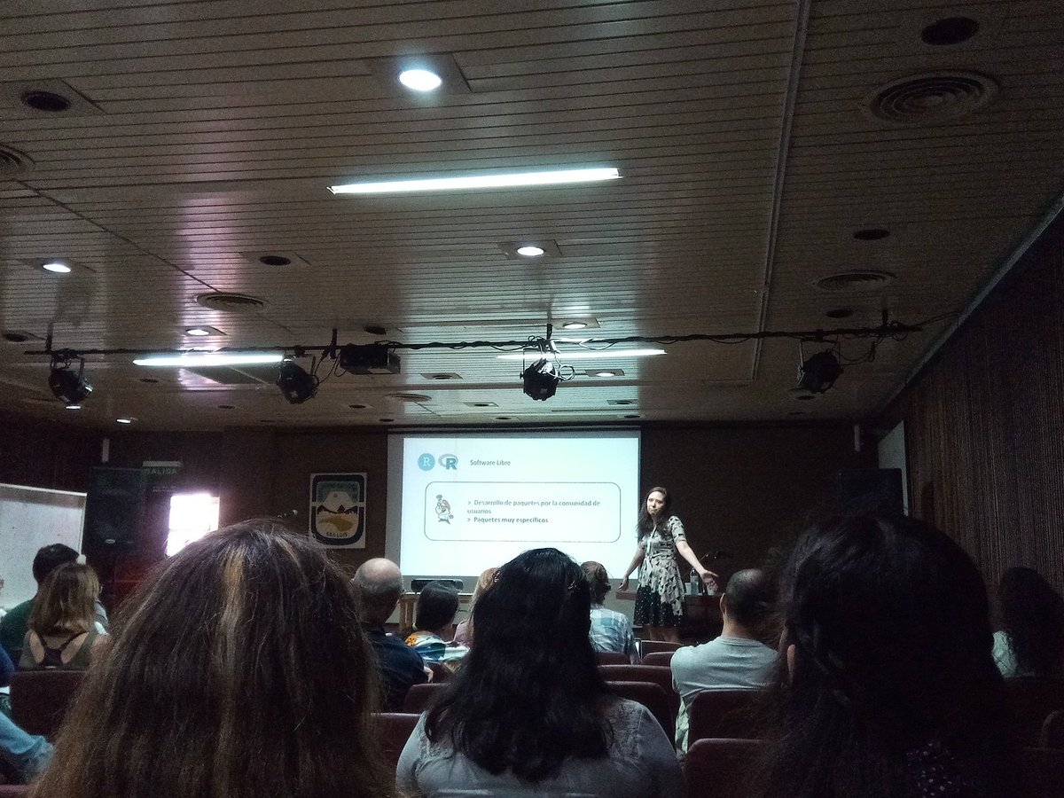 pmnatural's tweet photo. @RLadiesBA @cantoflor_87 dando una introducción a R en #SETAC2018 https://t.co/fkmLNpBV4T