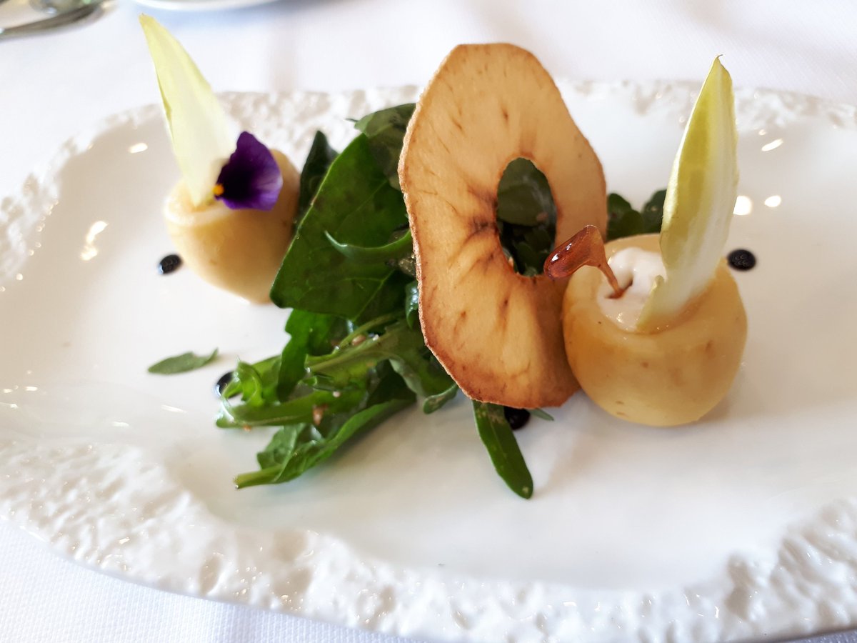 FoodandTravelMX's tweet photo. Guayabas rellenas de ricotta con arúgula y balsámico 😍 ¡Nos encantó su cremosidad! Y alcachofas con crema de jamón serrano y nube de parmesano 👌Todo preparado por el chef #IsraelAretxiga de #CasaItuarte, con #IoMabe #PrimeBlendMabe https://t.co/YwmKNFPE36