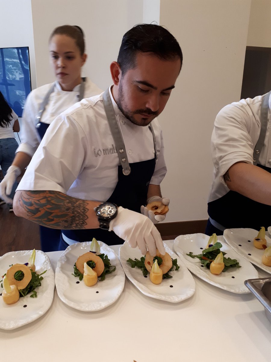 FoodandTravelMX's tweet photo. Guayabas rellenas de ricotta con arúgula y balsámico 😍 ¡Nos encantó su cremosidad! Y alcachofas con crema de jamón serrano y nube de parmesano 👌Todo preparado por el chef #IsraelAretxiga de #CasaItuarte, con #IoMabe #PrimeBlendMabe https://t.co/YwmKNFPE36