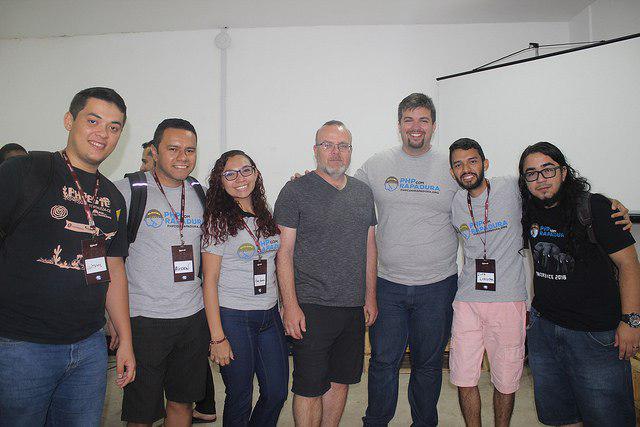 phpcomrapadura's tweet image. Isso é @phpcomrapadura marcando presença no @phpestene e de quebra &quot;tirando um retrato com o @rasmus&quot;
#PHPeste2018