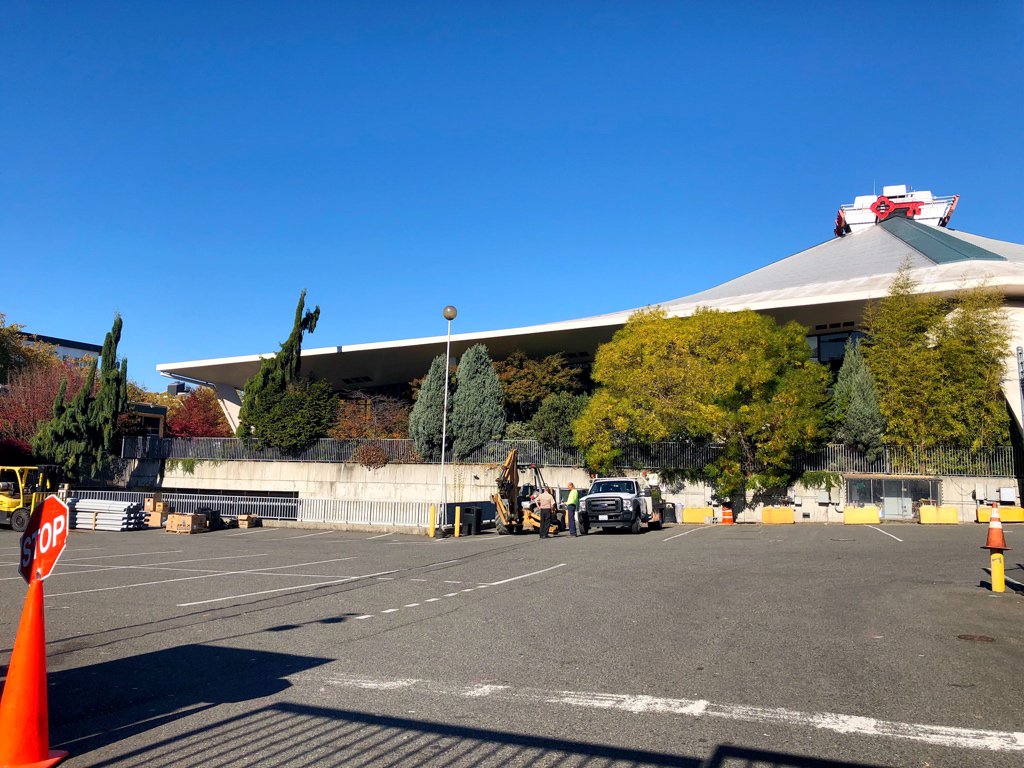 ChrisDaniels_TV's tweet image. It’s starting to get real at #KeyArena —-

- OVG has the keys.
- Fencing up around the skate park.
- Machinery moving in

#NHL @NHLSeattle_ #Seattle @KING5Seattle