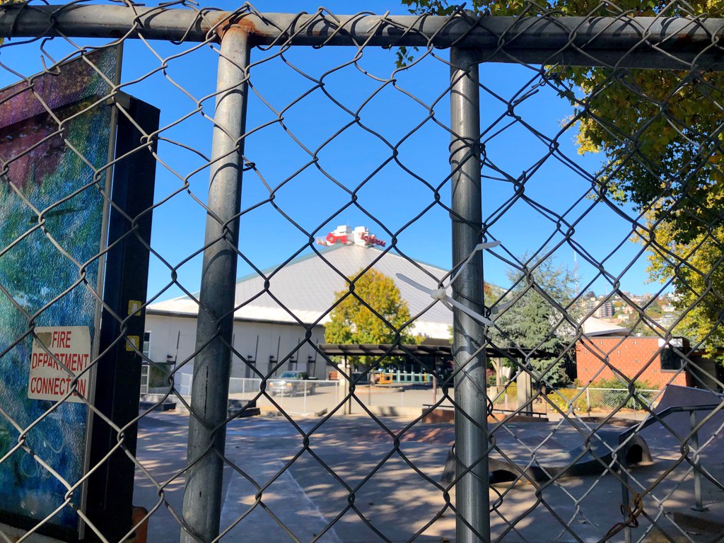 ChrisDaniels_TV's tweet image. It’s starting to get real at #KeyArena —-

- OVG has the keys.
- Fencing up around the skate park.
- Machinery moving in

#NHL @NHLSeattle_ #Seattle @KING5Seattle