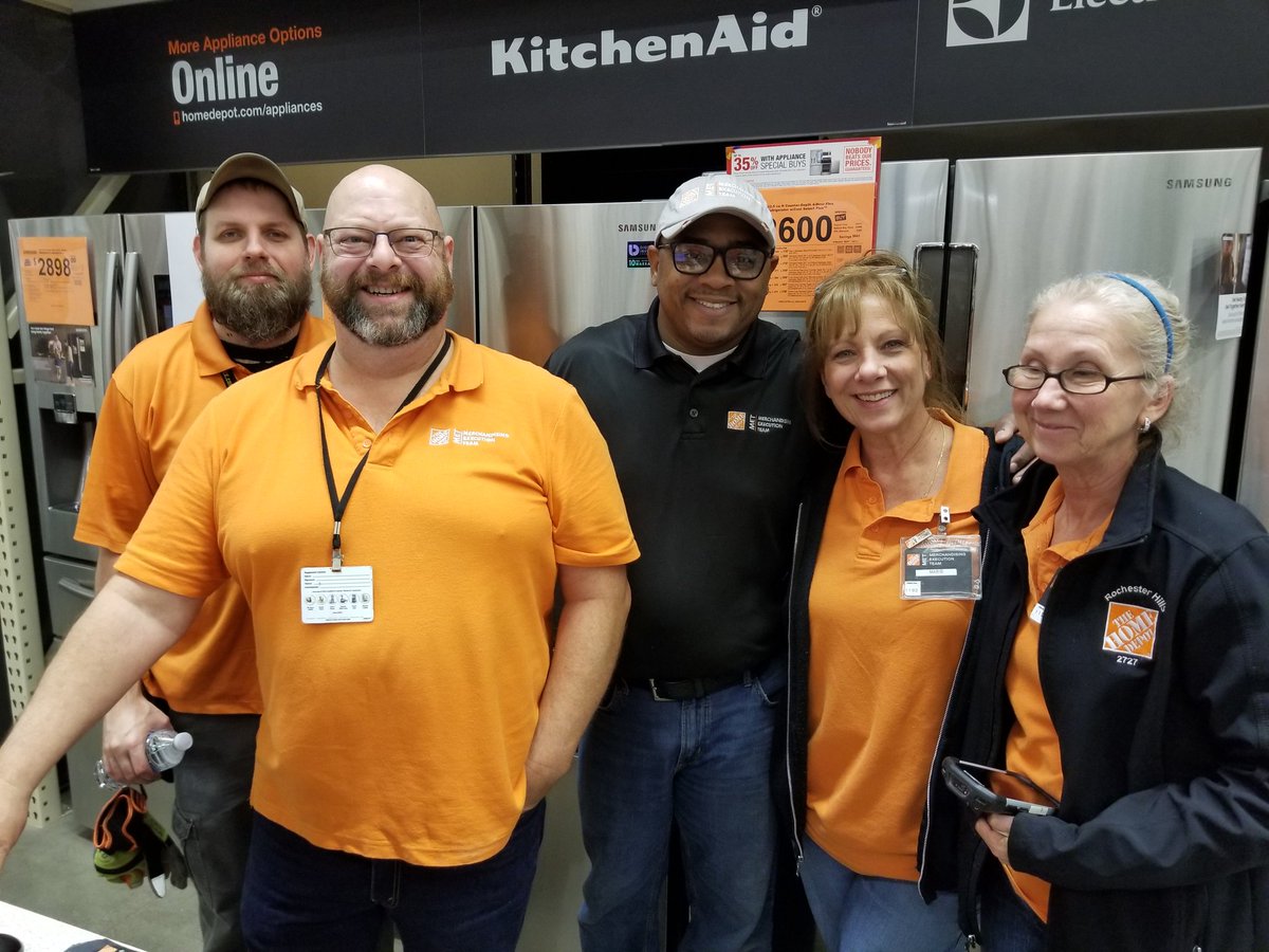 BarryStevenson6's tweet photo. A whole hearted Thank-you to our Rochester hills MET partners. It has been an extremely busy couple of weeks with holiday sets &amp; inventory and the're still Smiling. Our team Rocks! @XKerrigan @JuanitaQ1 @brendan_m_burke @hd_2727 https://t.co/p53JDrXrSJ