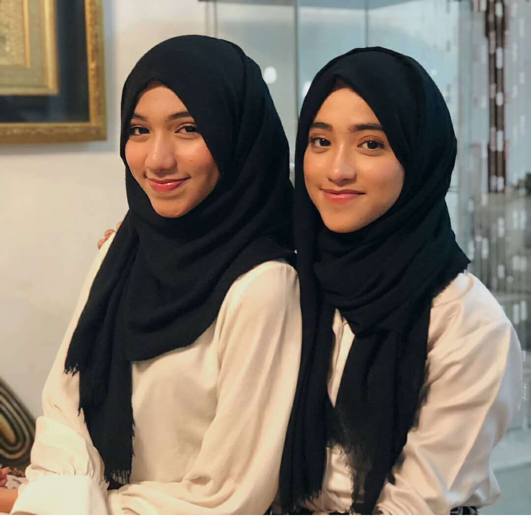 GadisIndonesia5's tweet photo. Kanan atau kiri https://t.co/gBi3oMewqI