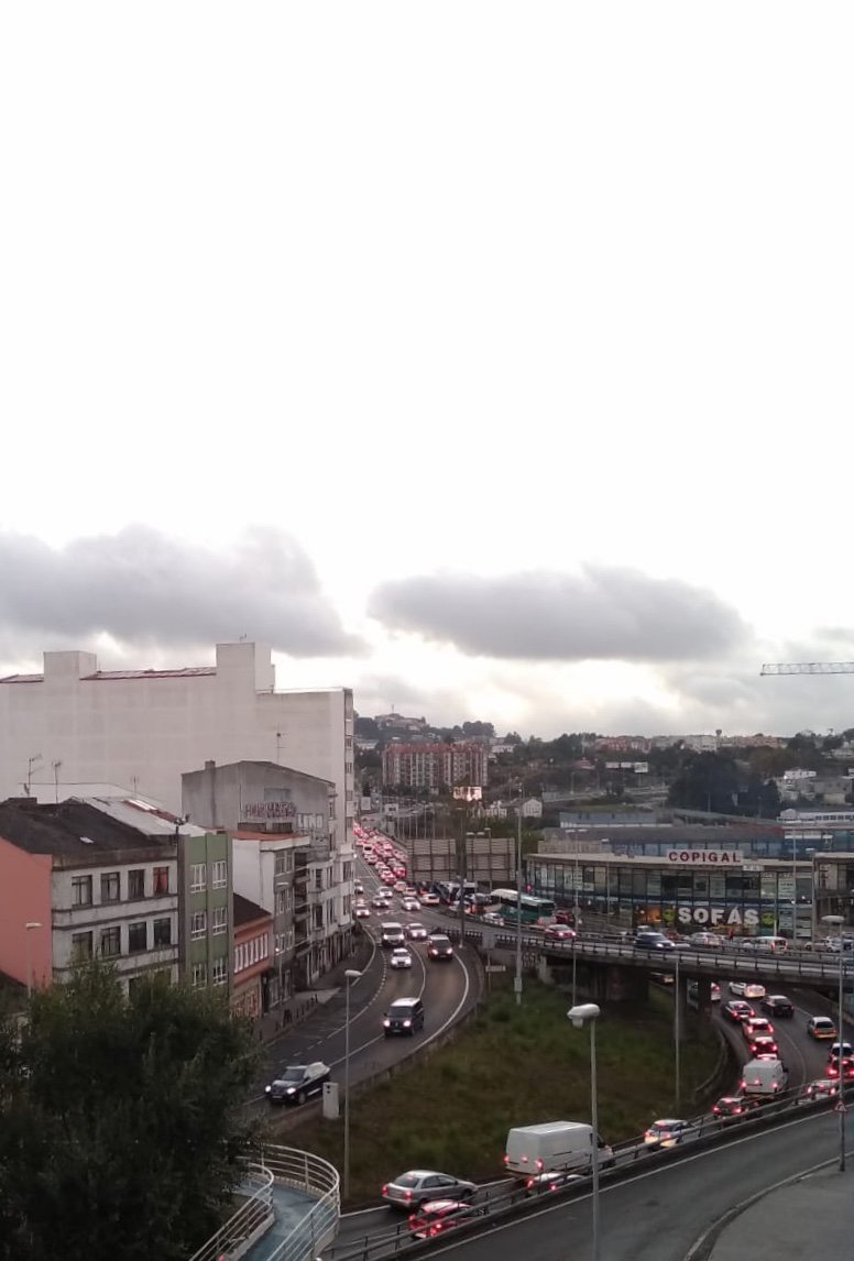 Intercoruna's tweet photo. Retención en el puente del Pasaje por vuelco de vehículo en Alfonso Molina dirección Coruña. Foto de ahora mismo. #Coruña #tráfico #Pasaxe https://t.co/XzTnI96Er7