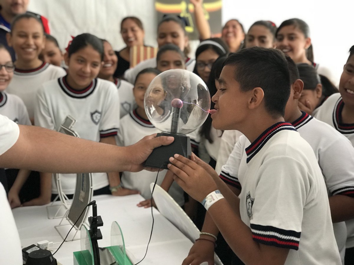 cuci_oficial's tweet photo. #HoyenCUCIÉNEGA da inicio el Festival creativo para niños y jóvenes Papirolas 2018. Con el tema Tecnología y diversión cientos de niños podrán ser parte de esta experiencia.
#CUCIÉNEGAespartedeti https://t.co/tJDhrYvjgO