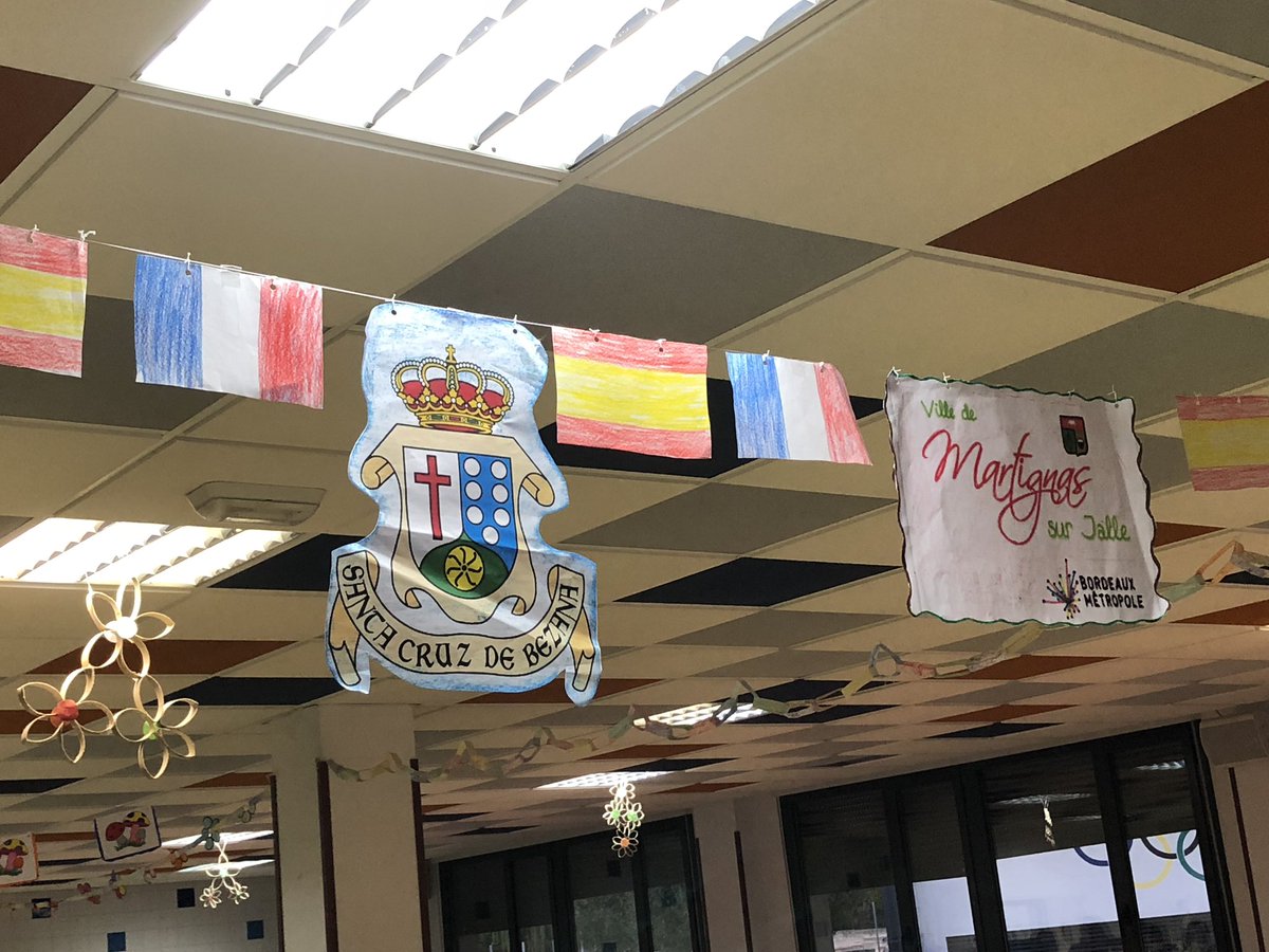 Pablo_Zuloaga's tweet photo. Estos días disfrutamos en #SantaCruzDeBezana de la compañía de nuestr@s amig@s de #MartignasSurJalle, pueblo francés con el que estamos hermanados. 44 de sus alumn@s han venido gracias al programa de intercambio de la UE #SmartDialogue. Os recibimos con los brazos abiertos 🇪🇸🇫🇷 https://t.co/N8tFXuf4Po
