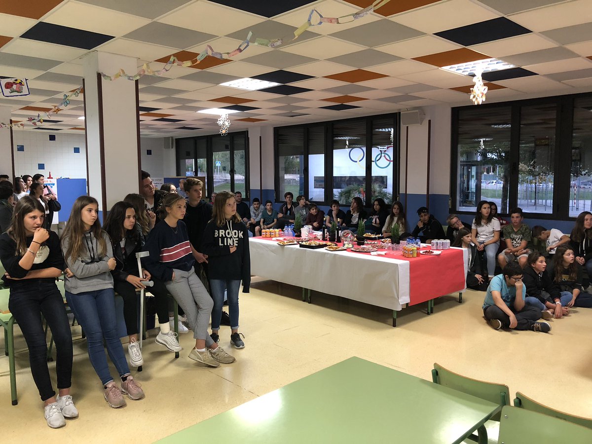 Pablo_Zuloaga's tweet photo. Estos días disfrutamos en #SantaCruzDeBezana de la compañía de nuestr@s amig@s de #MartignasSurJalle, pueblo francés con el que estamos hermanados. 44 de sus alumn@s han venido gracias al programa de intercambio de la UE #SmartDialogue. Os recibimos con los brazos abiertos 🇪🇸🇫🇷 https://t.co/N8tFXuf4Po