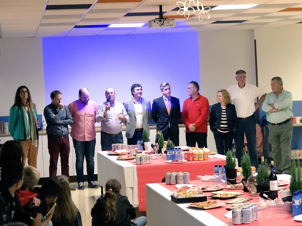 Pablo_Zuloaga's tweet photo. Estos días disfrutamos en #SantaCruzDeBezana de la compañía de nuestr@s amig@s de #MartignasSurJalle, pueblo francés con el que estamos hermanados. 44 de sus alumn@s han venido gracias al programa de intercambio de la UE #SmartDialogue. Os recibimos con los brazos abiertos 🇪🇸🇫🇷 https://t.co/N8tFXuf4Po