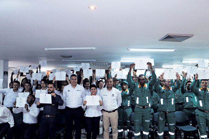 Mejor atención al cliente por parte de la empresa Aseo del Norte, recibirán los ciudadanos en #Valledupar ¿Cómo? Su planta laboral se certificó con el #SENA 😵 Detalles en <a href="/El_Pilon/">EL PILÓN</a> ->> elpilon.com.co/sena-certifico…