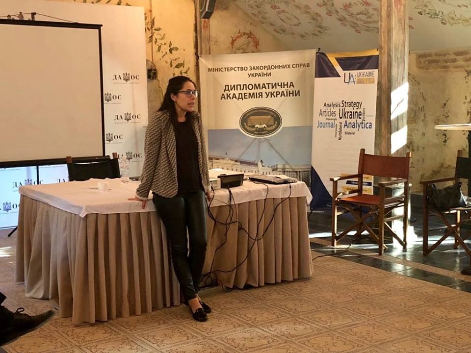 DipAcademyUA's tweet photo. #DAOS2 📚
DAY 3. Обговорювані питання:
🔹сучасні виклики для🇪🇺
🔸етапи розвитку та суч. стан🇺🇦🇺🇸відносин
🔹Чорноморський регіон: пит. безпеки і екон.співроб.
🔸відносин🇺🇦 з країнами Вишеградської четвірки
Спікери - Надія Коваль, Ганна Шелест ,Володимир Дубовик, Сергій Герасимчук https://t.co/ZaMFQhelLA