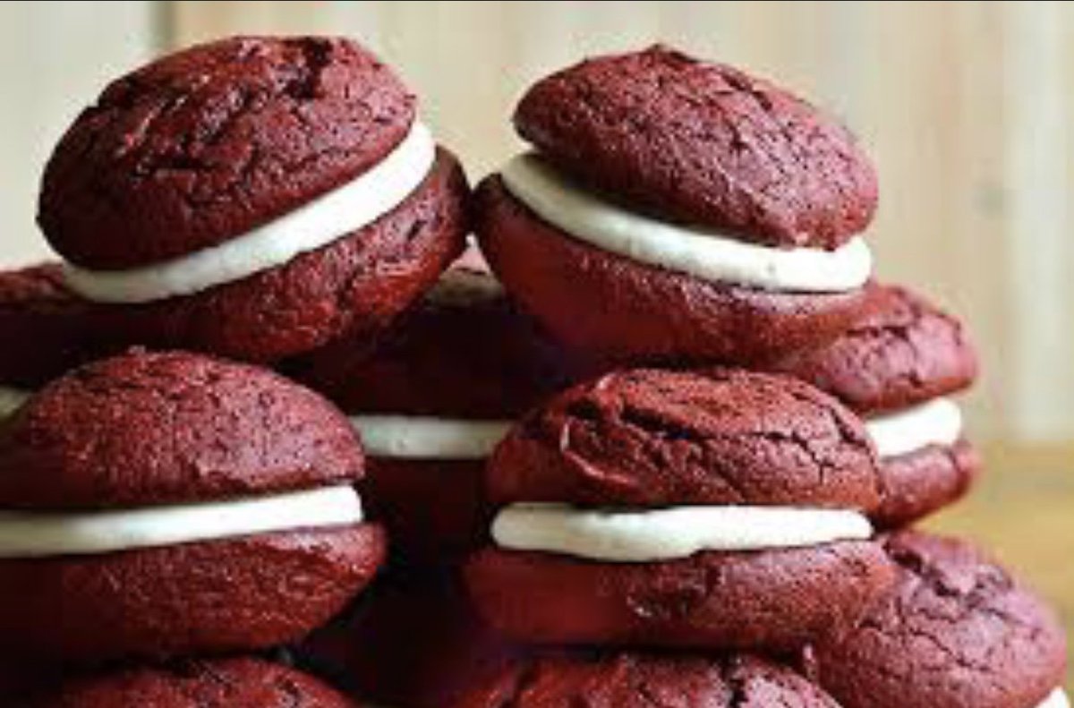 DessertShowcase's tweet photo. Do you know where New England’s famous Whoopie Pie was created? Tweet us back the answer! #TastyTuesday #SweetTreat #NEDesserts #BostonFoodies https://t.co/QALysCPvFF
