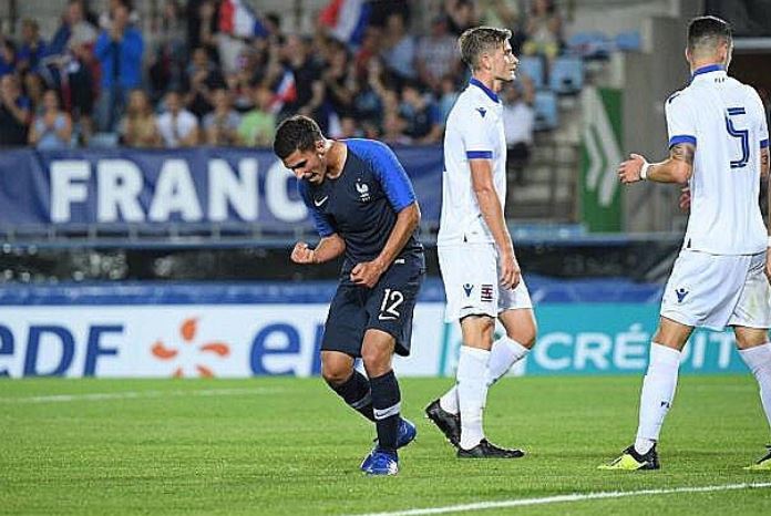 OL's tweet photo. #FRASLO But de @HoussemAouar sur une passe de @MDembele_10 ! 👏🔵⚪🔴#TeamOL https://t.co/DsUjdqDUy6