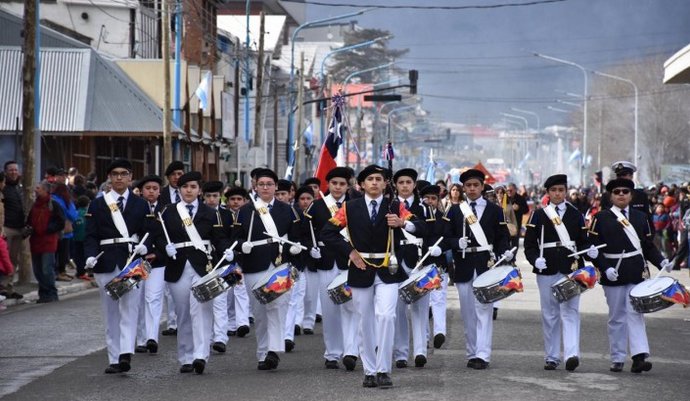 pinguinodiario's tweet photo. Banda de guerra de liceo de #PuertoWilliams se lució en el aniversario de Ushuaia 
//https://t.co/zPx5vg24Tk https://t.co/kSIMM3IJEO