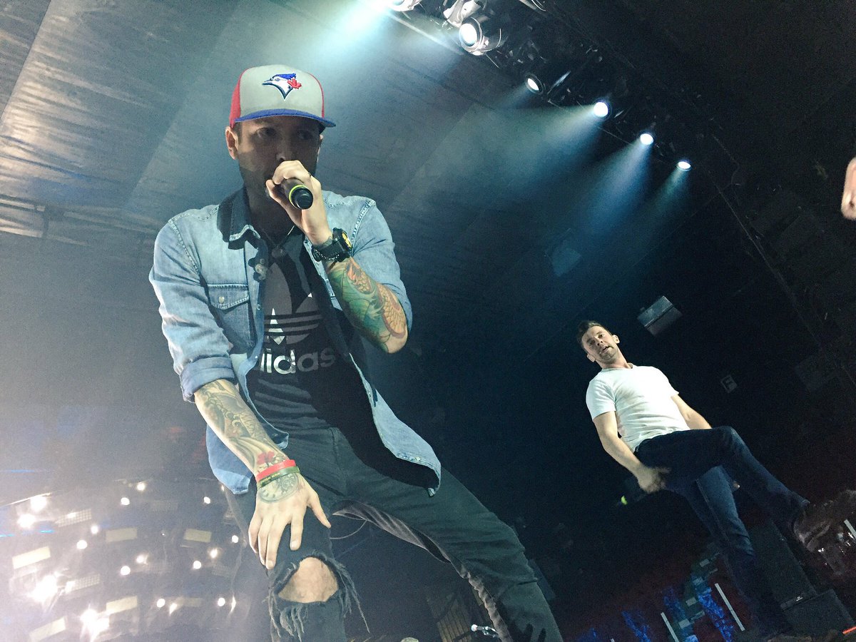 Justine2726's tweet photo. WOAH. 🙊 How has it been a year since this tour. One year ago today: Show 1/9 on the #SideEffectsTour. 🔥👌 #OwenSound #OneOfMyFavouriteToursEver @dallassmith @Jenticing https://t.co/D10IbN07kM