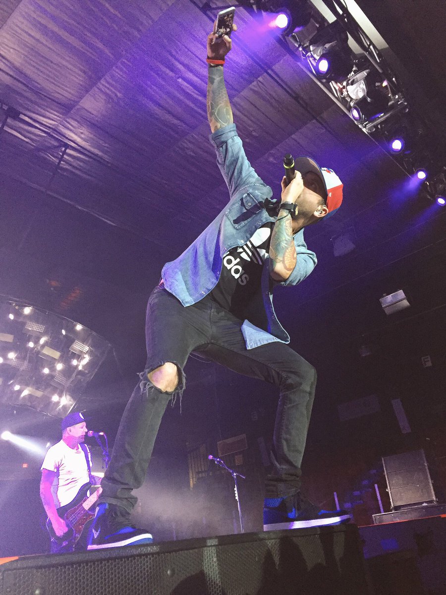 Justine2726's tweet photo. WOAH. 🙊 How has it been a year since this tour. One year ago today: Show 1/9 on the #SideEffectsTour. 🔥👌 #OwenSound #OneOfMyFavouriteToursEver @dallassmith @Jenticing https://t.co/D10IbN07kM