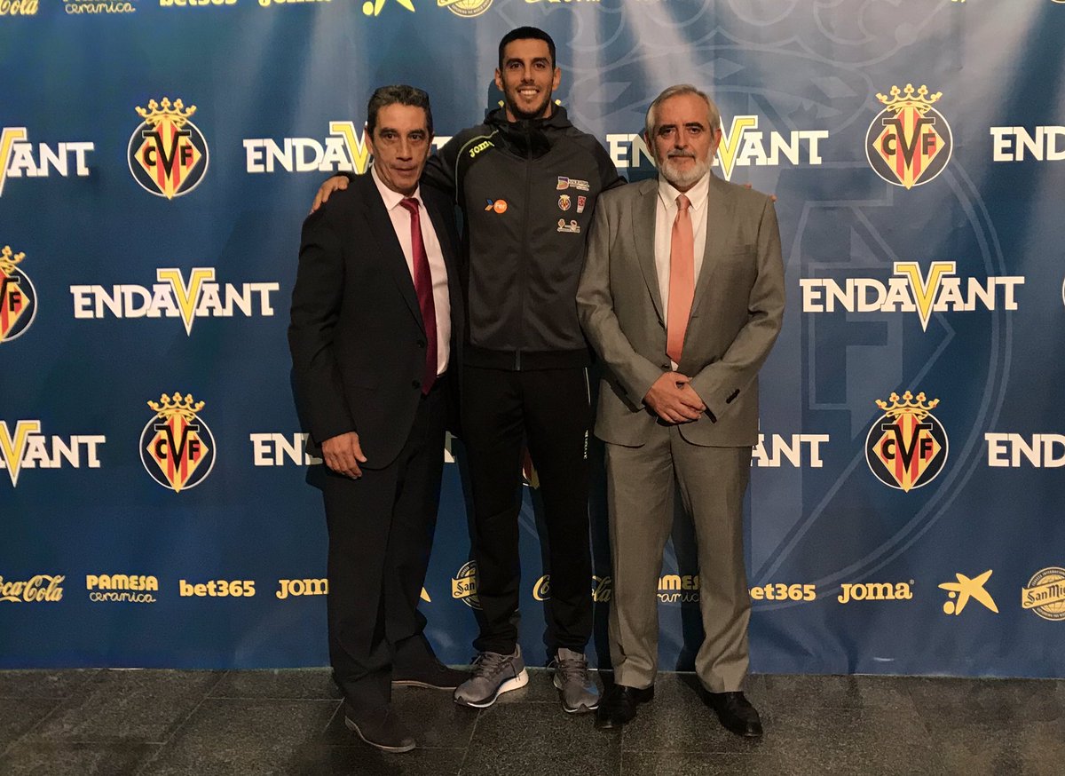 😀 Ya estamos en la Gala #EndavantEsports junto a toda la familia del <a href="/VillarrealCF/">Villarreal CF</a> 💛

#AtletismoPlayas ✅