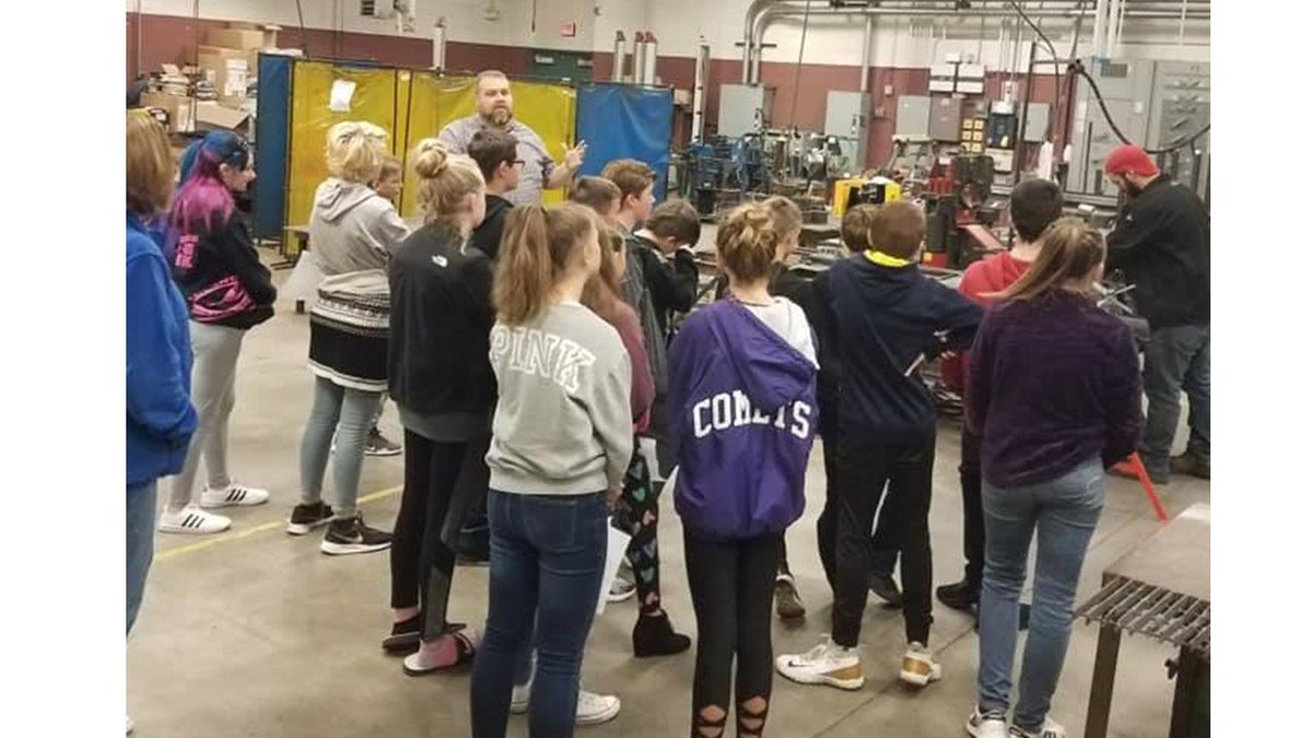 nacco15's tweet photo. VVEDS hosted its annual Manufacturing Day @DanvilleAreacc on Oct. 12 with hundreds of students from across Vermilion County checking out career &amp; tech classes like robotics, wind tech, computer programming, and 3D printing. Here Welding Instructor R.J. Rowland meets with a group. https://t.co/VaMGtQKR8z